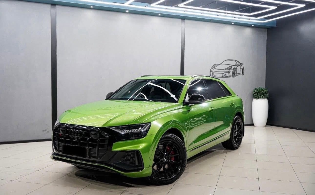 Green Audi RS Q8